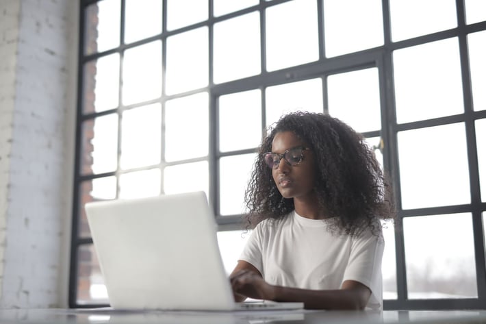 Femme écrivant sur son laptop