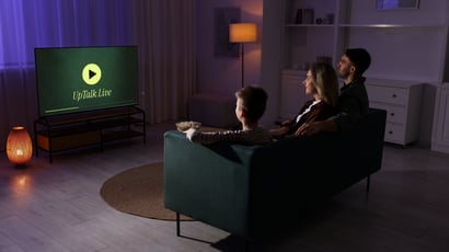Une famille regarde YouTube sur la TV connectée du salon, le soir